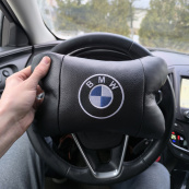 Ортопедична авто подушка BMW з натуральної шкіри – для комфорту в машині. Зображення №2 Ортопедична авто подушка BMW з натуральної шкіри – для комфорту в машині. Зображення №2