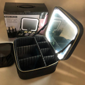Портативна косметичка органайзер дорожній бьюті кейс з дзеркалом та світлодіодним LED-підсвічуванням Black. Зображення №17 Портативна косметичка органайзер дорожній бьюті кейс з дзеркалом та світлодіодним LED-підсвічуванням Black. Зображення №17