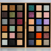 Палетка тіней для повік на 18 кольорів Merci Glamour М-518. Зображення №5 Палетка тіней для повік на 18 кольорів Merci Glamour М-518. Зображення №5