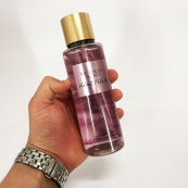 Парфюмированный спрей для тела Victoria's Secret Velvet Petals 250 мл, original. Изображение №2 Парфюмированный спрей для тела Victoria's Secret Velvet Petals 250 мл, original. Изображение №2