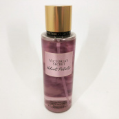 Парфюмированный спрей для тела Victoria's Secret Velvet Petals 250 мл, original. Изображение №4 Парфюмированный спрей для тела Victoria's Secret Velvet Petals 250 мл, original. Изображение №4