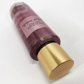 Парфюмированный спрей для тела Victoria's Secret Velvet Petals 250 мл, original. Изображение №5 Парфюмированный спрей для тела Victoria's Secret Velvet Petals 250 мл, original. Изображение №5