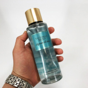 Парфюмированный спрей для тела Victoria's Secret Aqua Kiss 250 мл, original. Изображение №6 Парфюмированный спрей для тела Victoria's Secret Aqua Kiss 250 мл, original. Изображение №6