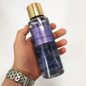 Парфюмированный спрей для тела Victoria's Secret Midnight Bloom 250 мл, original. Изображение №2 Парфюмированный спрей для тела Victoria's Secret Midnight Bloom 250 мл, original. Изображение №2