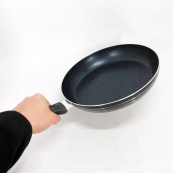 Сковорода UNIQUE UN-5155 26 см з антипригарним покриттям та ергономічною бакелітовою ручкою. Зображення №2