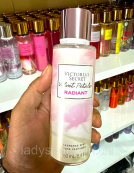 Парфумований міст для тіла Victoria's Secret VELVET PETALS RADIANT (Вельвет Петалс радіант) 250 мл. Зображення №2
