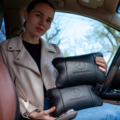 Набір шкіряних подушок Mercedes-Benz + брелок у подарунок, подушка на підголовник. Зображення №5 Набір шкіряних подушок Mercedes-Benz + брелок у подарунок, подушка на підголовник. Зображення №5