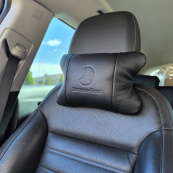 Набір шкіряних подушок Mercedes-Benz + брелок у подарунок, подушка на підголовник. Зображення №10 Набір шкіряних подушок Mercedes-Benz + брелок у подарунок, подушка на підголовник. Зображення №10