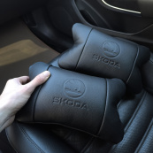 Набір авто подушок Skoda з натуральної шкіри + брелок, Автоподушка на підголовник. Зображення №2