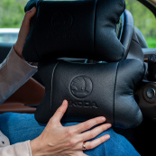 Набір авто подушок Skoda з натуральної шкіри + брелок, Автоподушка на підголовник. Зображення №7