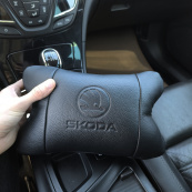 Набір авто подушок Skoda з натуральної шкіри + брелок, Автоподушка на підголовник. Зображення №11
