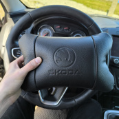 Набір авто подушок Skoda з натуральної шкіри + брелок, Автоподушка на підголовник. Зображення №12