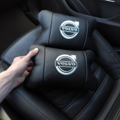 Набір шкіряних подушок Volvo + брелок у подарунок, Автоподушки Volvo з вишивкою. Зображення №5 Набір шкіряних подушок Volvo + брелок у подарунок, Автоподушки Volvo з вишивкою. Зображення №5