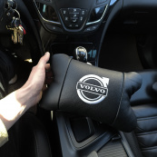 Набір шкіряних подушок Volvo + брелок у подарунок, Автоподушки Volvo з вишивкою. Зображення №6 Набір шкіряних подушок Volvo + брелок у подарунок, Автоподушки Volvo з вишивкою. Зображення №6