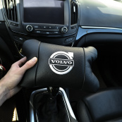 Набір шкіряних подушок Volvo + брелок у подарунок, Автоподушки Volvo з вишивкою. Зображення №9 Набір шкіряних подушок Volvo + брелок у подарунок, Автоподушки Volvo з вишивкою. Зображення №9