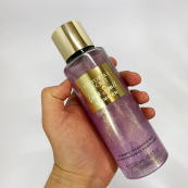 Парфюмированный спрей для тела Victoria's Secret Love Spell Shimmer 250 мл, original. Изображение №2 Парфюмированный спрей для тела Victoria's Secret Love Spell Shimmer 250 мл, original. Изображение №2