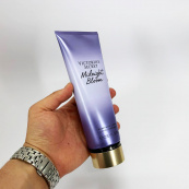Лосьон для тела Victoria's Secret Midnight Bloom 236 мл Original. Изображение №2 Лосьон для тела Victoria's Secret Midnight Bloom 236 мл Original. Изображение №2