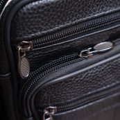 Стильная мужская сумка через плечо из натуральной кожи, компактный размер, много отделений. Изображение №5 Стильная мужская сумка через плечо из натуральной кожи, компактный размер, много отделений. Изображение №5