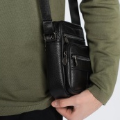 Стильная мужская сумка через плечо из натуральной кожи, компактный размер, много отделений. Изображение №7 Стильная мужская сумка через плечо из натуральной кожи, компактный размер, много отделений. Изображение №7