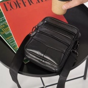 Стильная мужская сумка через плечо из натуральной кожи, компактный размер, много отделений. Изображение №10 Стильная мужская сумка через плечо из натуральной кожи, компактный размер, много отделений. Изображение №10