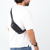 Шкіряна бананка чорна міні – чоловіча та жіноча сумка з натуральної італійської шкіри. Зображення №13 Шкіряна бананка чорна міні – чоловіча та жіноча сумка з натуральної італійської шкіри. Зображення №13