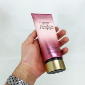 Лосьйон для тіла Victoria's Secret Strawberries Champagne 236 мл Original. Зображення №2