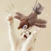 Інтерактивна іграшка для кішок літаюча пташка горобець для кота птах махає крилами. Зображення №5