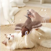 Інтерактивна іграшка для кішок літаюча пташка горобець для кота птах махає крилами. Зображення №6