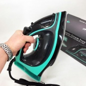 Утюг паровой RAF R.1250 с керамической подошвой и функцией самоочистки 2200 Вт. Цвет: синий. Изображение №4