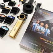 Професійна машинка для стрижки волосся VGR V-001 з дисплеєм 9000 об/хв та 10 насадками. Колір: золотий. Зображення №6
