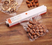 Вакууматор Freshpack Pro вакуумний пакувальник їжі, побутової. Колір помаранчевий. Зображення №5 Вакууматор Freshpack Pro вакуумний пакувальник їжі, побутової. Колір помаранчевий. Зображення №5