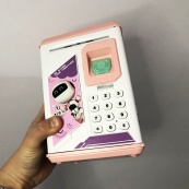 Копилка-сейф ROBOT BODYGUARD с кодовым замком отпечатком пальца и купюроприемником. Цвет: розовый. Изображение №9