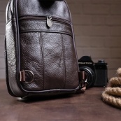 Стильна чоловіча шкіряна сумка слінг,середнього розміру з якісної італійської шкіри у фірмовій упаковці. Зображення №2