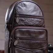 Стильна чоловіча шкіряна сумка слінг,середнього розміру з якісної італійської шкіри у фірмовій упаковці. Зображення №5