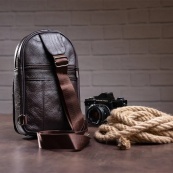 Стильна чоловіча шкіряна сумка слінг,середнього розміру з якісної італійської шкіри у фірмовій упаковці. Зображення №7