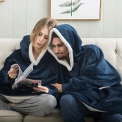 Плед толстовка с капюшоном и рукавами Huggle Hoodie оверсайз. Цвет: синий. Изображение №10