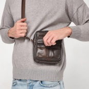 Чоловіча сумка з натуральної італійської шкіри, коричнева, компактний месенджер, кросбоді. Зображення №9