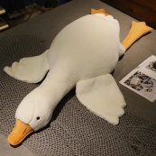 Гігантська м'яка плюшева іграшка Гусь-Обіймусь 70 см білий подушка Гусь-обіймашка. Зображення №3 Гігантська м'яка плюшева іграшка Гусь-Обіймусь 70 см білий подушка Гусь-обіймашка. Зображення №3