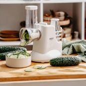 Электрическая овощерезка Camry CR 4816 150Вт с 5 сменными насадками для быстрого измельчения овощей. Изображение №6