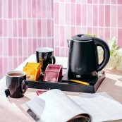 Электрочайник + 2 чашки и поднос ADLER AD 1387 1Л 1300Вт. Изображение №2 Электрочайник + 2 чашки и поднос ADLER AD 1387 1Л 1300Вт. Изображение №2