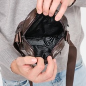 Мужская сумка из натуральной итальянской кожи, коричневая, компактный мессенджер, кроссбоди. Изображение №7