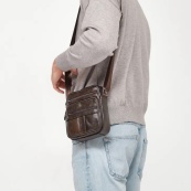 Мужская сумка из натуральной итальянской кожи, коричневая, компактный мессенджер, кроссбоди. Изображение №11