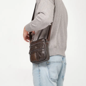 Мужская сумка из натуральной итальянской кожи, коричневая, компактный мессенджер, кроссбоди. Изображение №12