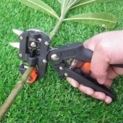 Професійний щеплювальний секатор Titan Professional Grafting Tool для обрізання та щеплення дерев. Зображення №4 Професійний щеплювальний секатор Titan Professional Grafting Tool для обрізання та щеплення дерев. Зображення №4