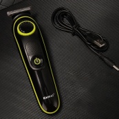 Багатофункціональна бритва Kemei KM-696: акумуляторний триммер з насадками для бороди та волосся. Зображення №2 Багатофункціональна бритва Kemei KM-696: акумуляторний триммер з насадками для бороди та волосся. Зображення №2