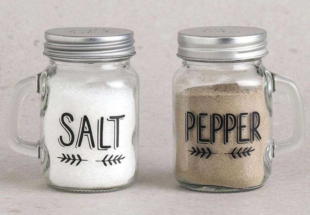 Набір скляних сільничок Salt and Pepper з металевими кришками у стилі кантрі - 2 штуки Набір скляних сільничок Salt and Pepper з металевими кришками у стилі кантрі - 2 штуки