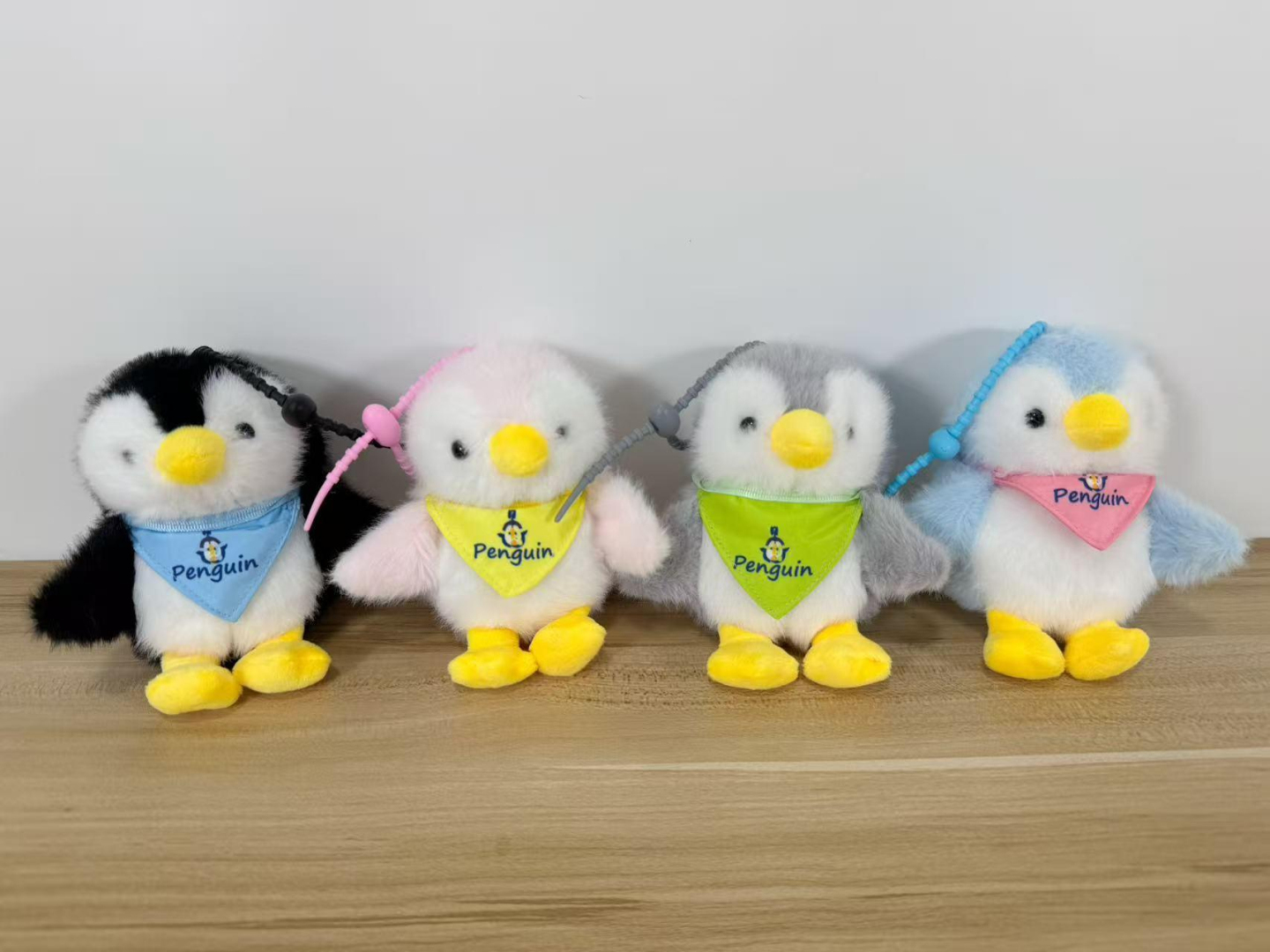 М'яка іграшка пінгвін з хусткою 12 см - підвіска 4 кольори на вибір М'яка іграшка пінгвін з хусткою 12 см - підвіска 4 кольори на вибір