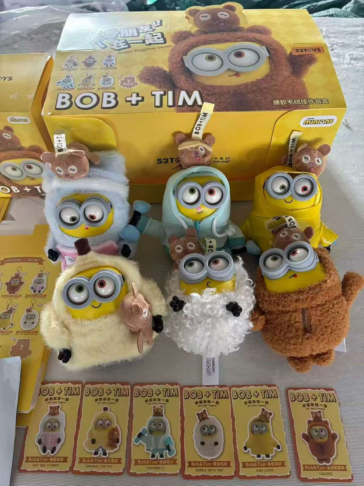 Колекційна плюшева іграшка 52TOYS «Міньйони Bob + Tim» (сюрприз-бокс) Колекційна плюшева іграшка 52TOYS «Міньйони Bob + Tim» (сюрприз-бокс)