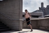 Компрессионные рукава до бедра Reebok Knitted Compression Thigh Sleeve черный Уни S. Изображение №4 Компрессионные рукава до бедра Reebok Knitted Compression Thigh Sleeve черный Уни S. Изображение №4