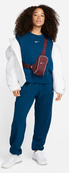 Сумка через плечо Nike NK NSW ESSNTL CRSSBDY-MTL PULL 1L бордовая Уни 20.5x12.5x5 см. Изображение №3 Сумка через плечо Nike NK NSW ESSNTL CRSSBDY-MTL PULL 1L бордовая Уни 20.5x12.5x5 см. Изображение №3